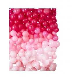 Décoration murale avec des ballons roses